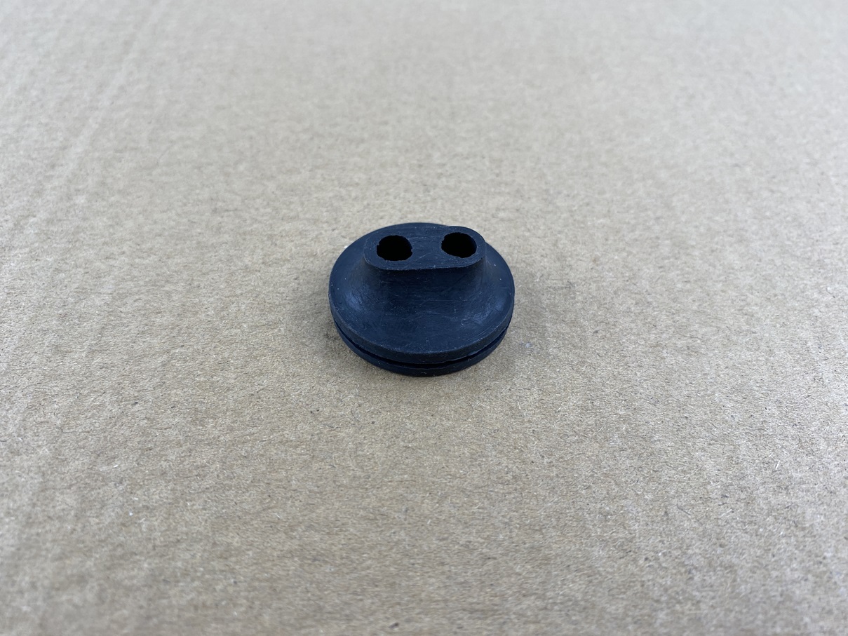 GUMMITÜLLE FÜR TACHOWELLE/MOTORHAUBENZUG DURCH STIRNWAND