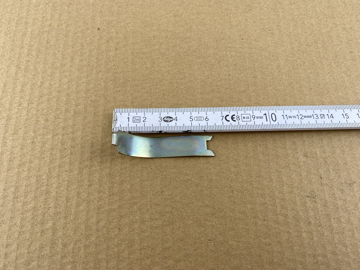 HALTEFEDER OBEN FÜR KÜHLERSCHUTZGITTER AN KÜHLERVERKLEIDUNGSRAHMEN