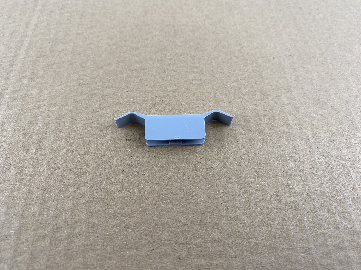 KLAMMER (KUNSTSTOFF) FÜR ABDECKUNG AN RÜCKENLEHNE